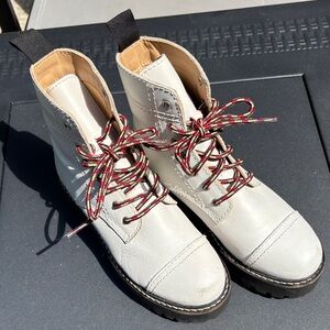 EUC sz 6 Stylish White Lace-Up Boots